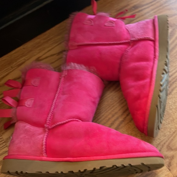 Bailey Bow Uggs - Picture 4 of 4